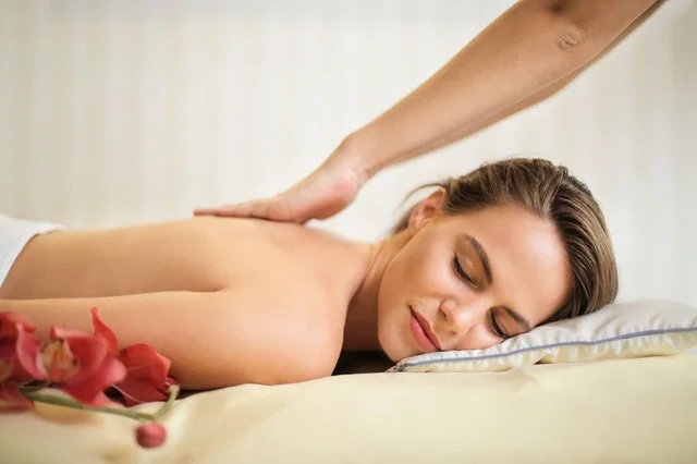 Quale formazione è necessaria per essere una massaggiatrice?
